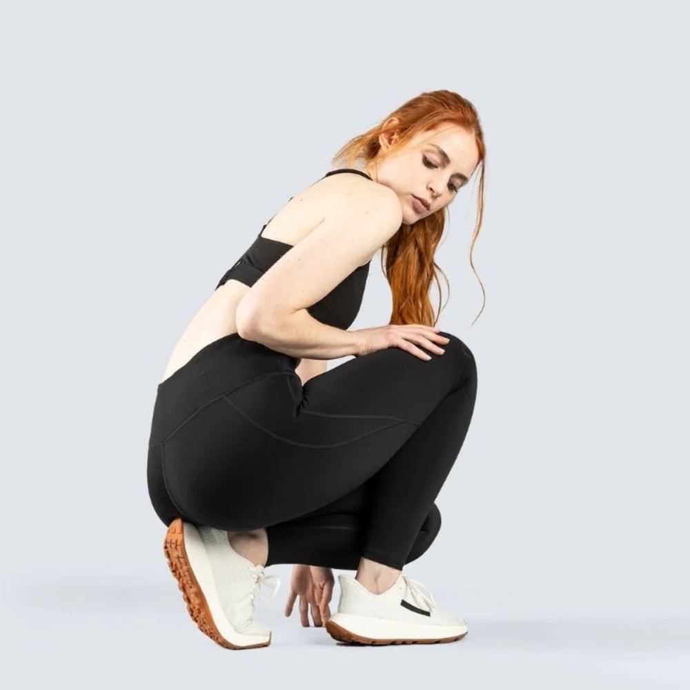 Picsil SS25 naiste retuusid ristatud kõrge vöökohaga, praktiliste taskute ja vastupidava elastse kangaga. Ideaalne intensiivseks treeninguks.