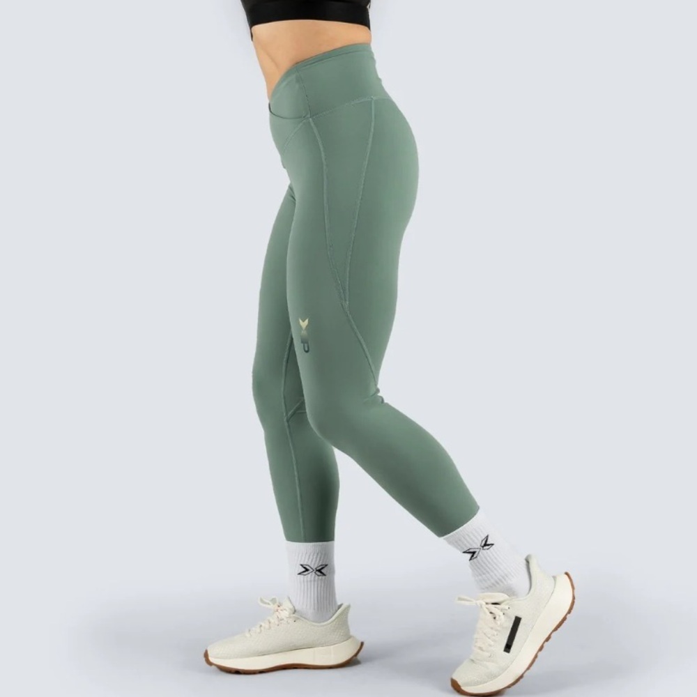 Naiste retuusid Picsil SS25 ristatud kõrge vöökohaga