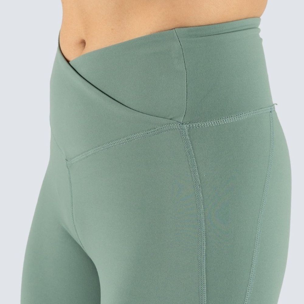 Naiste retuusid Picsil SS25 ristatud kõrge vöökohaga